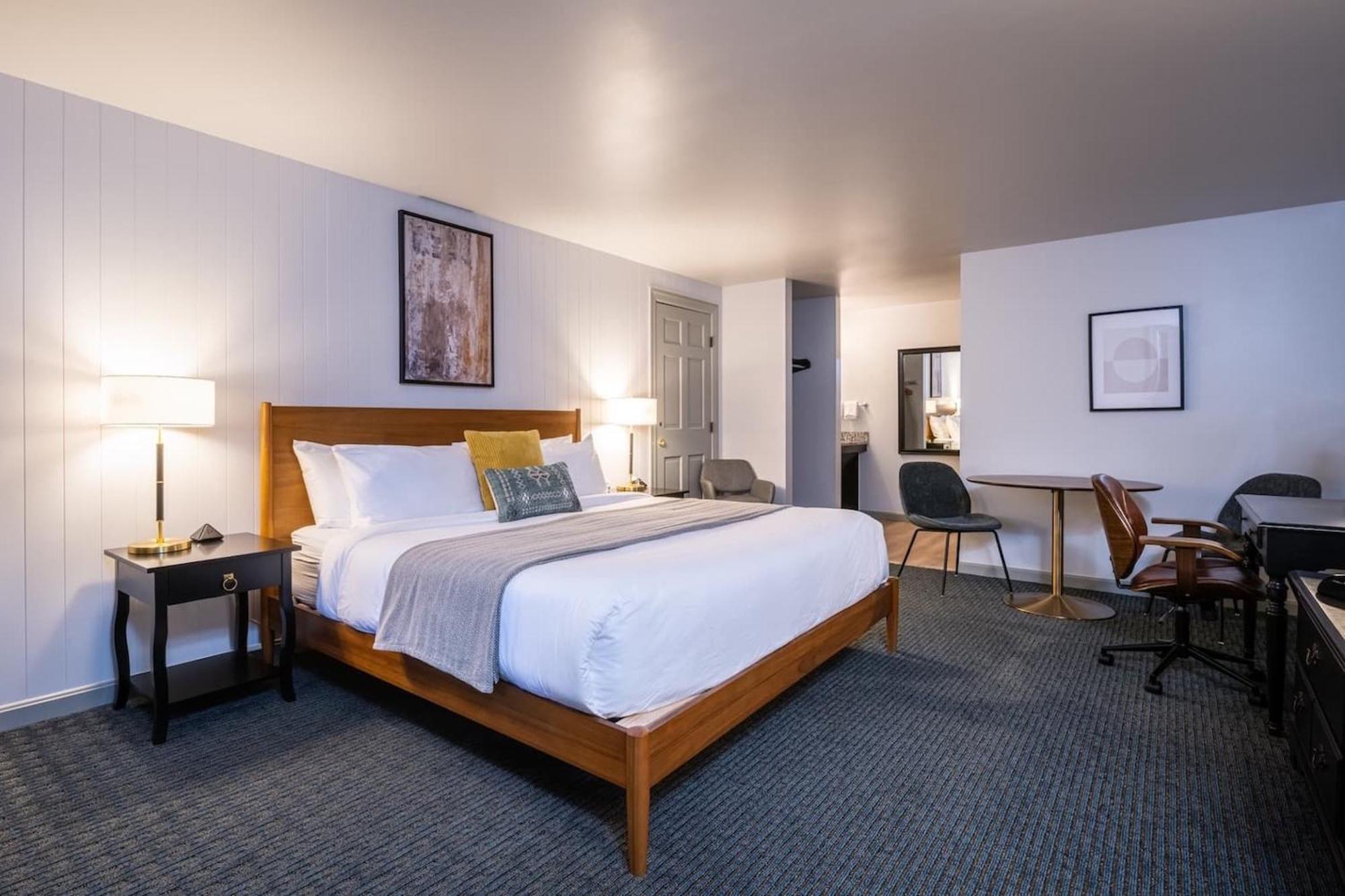 Riverhouse By Weekender Formerly Jack Daniels Inn Peterborough Room photo